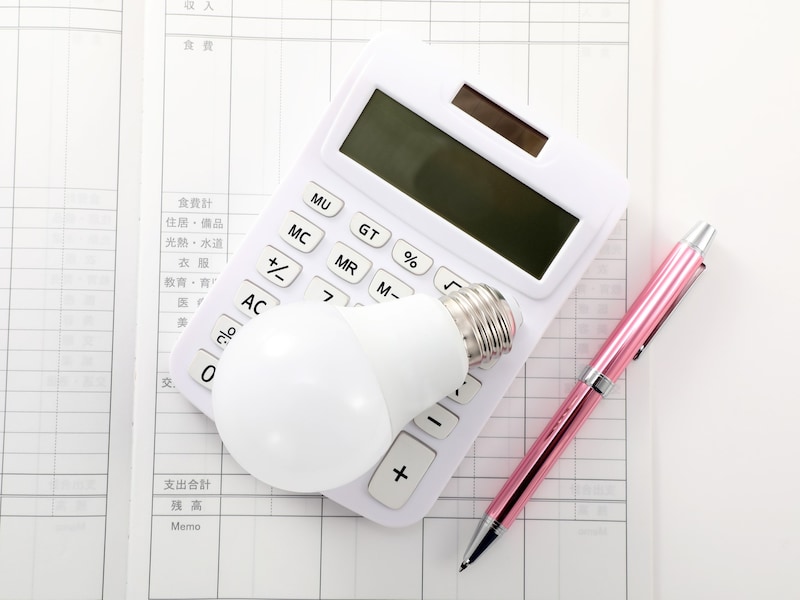 年金だけでは生活費が足りない……（画像：PIXTA）