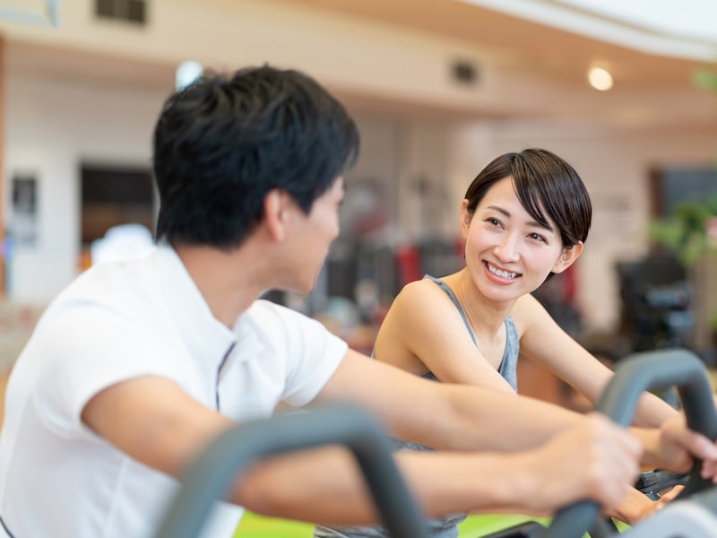 あいさつと「笑み」はセットではない？（画像：PIXTA）