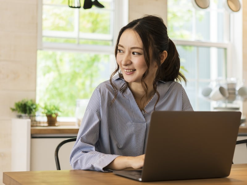 個人向け国債・固定5年を金利1.66％で100万円購入すると、半年後にもらえる利息はいくら？※画像：amanaimages