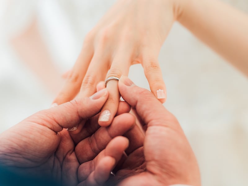 結婚は安心材料になるのでしょうか？（画像：PIXTA）