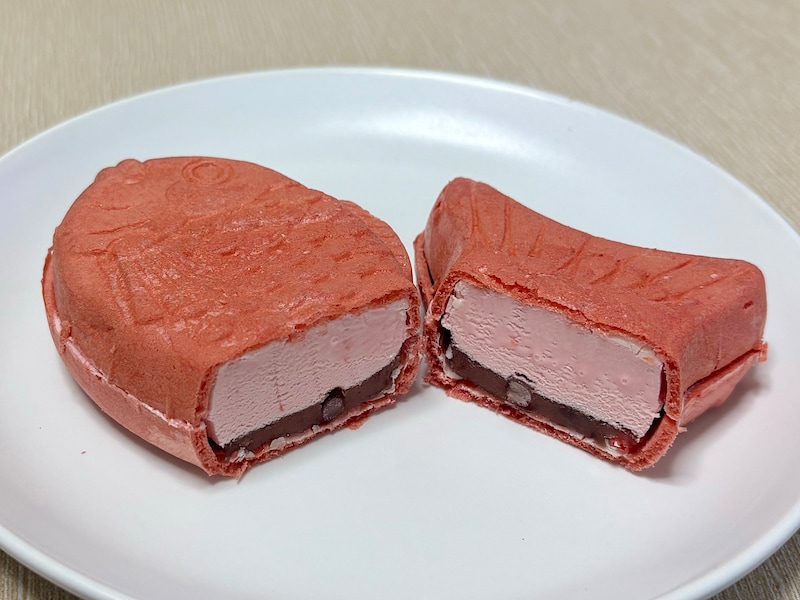名前の通り、しっぽまであんこがぎっしり。爽やかないちごの味わいと相性抜群です