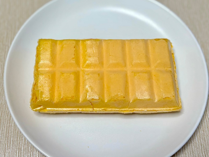 最中には、2種類のアイス、いちごソース、いちごチョコが包まれています