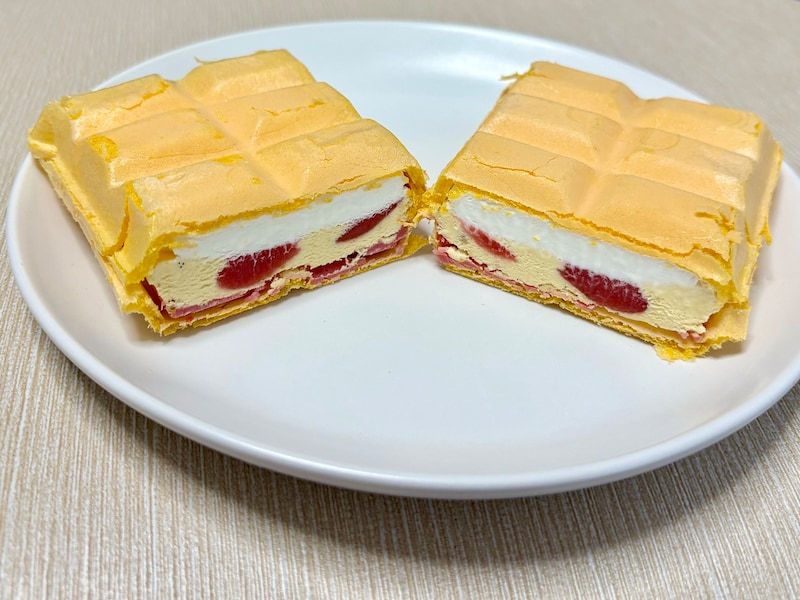 カットしてみるとまるで、いちごケーキのような断面!