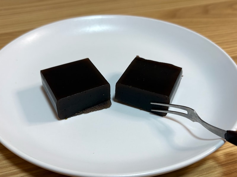 まるで桜餅のような風味。手のひらに収まる、コンパクトなサイズ感も魅力です 