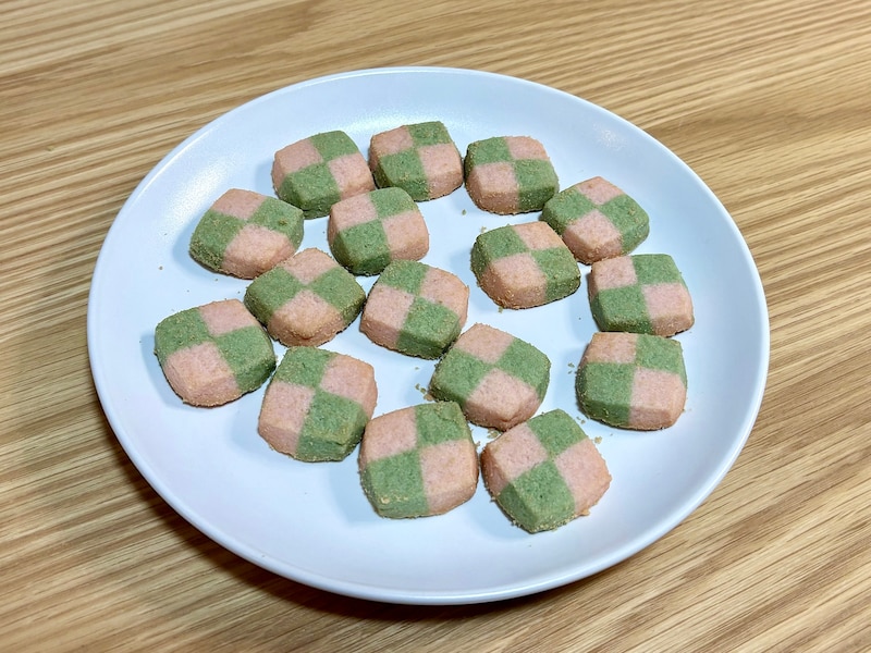 季節感あふれる鮮やかな市松模様がおしゃれ。サクサク軽い食感に、桜の風味が重なり絶品です 