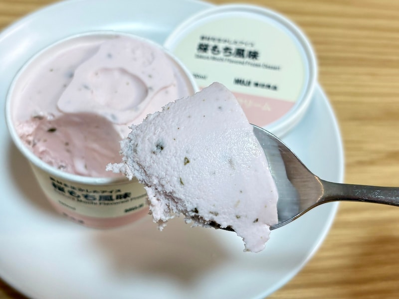 塩味が効いた、他にはない味わいのアイスクリーム。中にはぎゅうひが入っていてクセになるおいしさです    