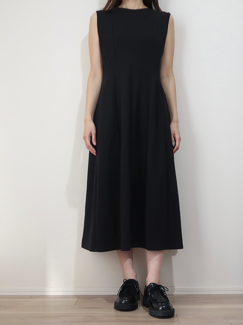 体のラインをきれいに見せる鉄板のシルエットで買い！