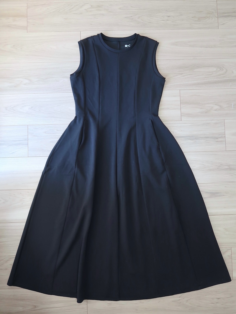 ユニクロ　フィットアンドフレアワンピース／ノースリーブ　4990円（税込）