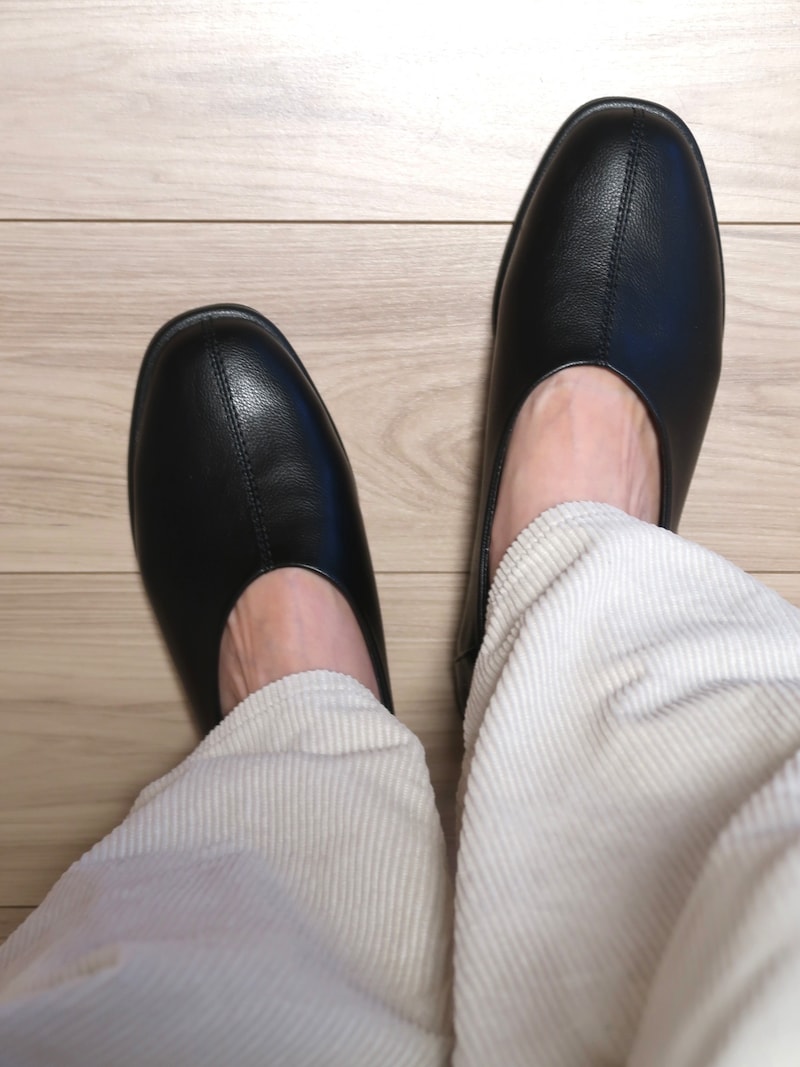 いつものサイズだとかかとが浮いてしまうかも……ワンサイズ下との比較がおすすめです