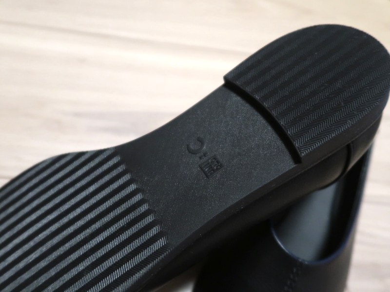 ロゴ入りのソール部分は全てフラットではなく、かかとが少し高くなっています