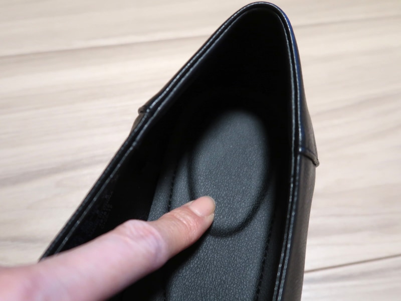 かかとの部分が少し盛り上がっていて、クッション性があります