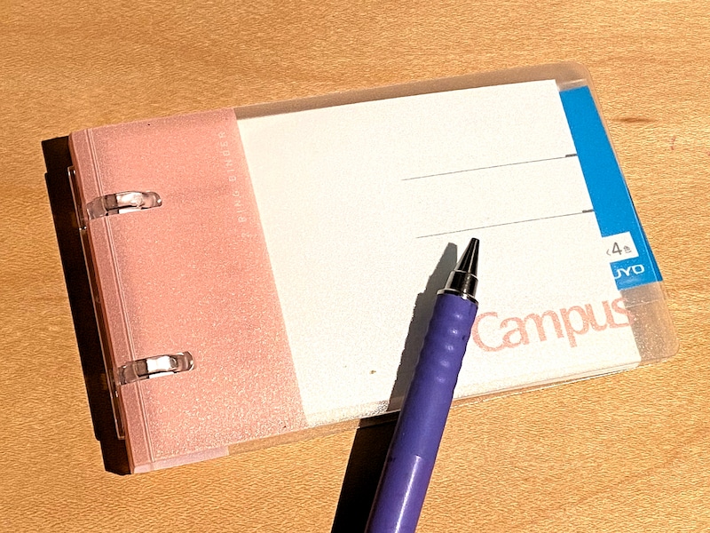 「キャンパス ノートのように使えるバインダー A7 2穴」462円（税込、以下同）。色は写真のピンクのほか、グレーとライトブルーがある
