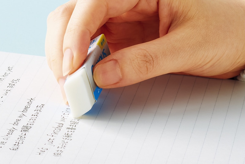 平行四辺形は力が入れやすく、細かいところも消せる。銀色のスリーブにメーカーの気合いが感じられる