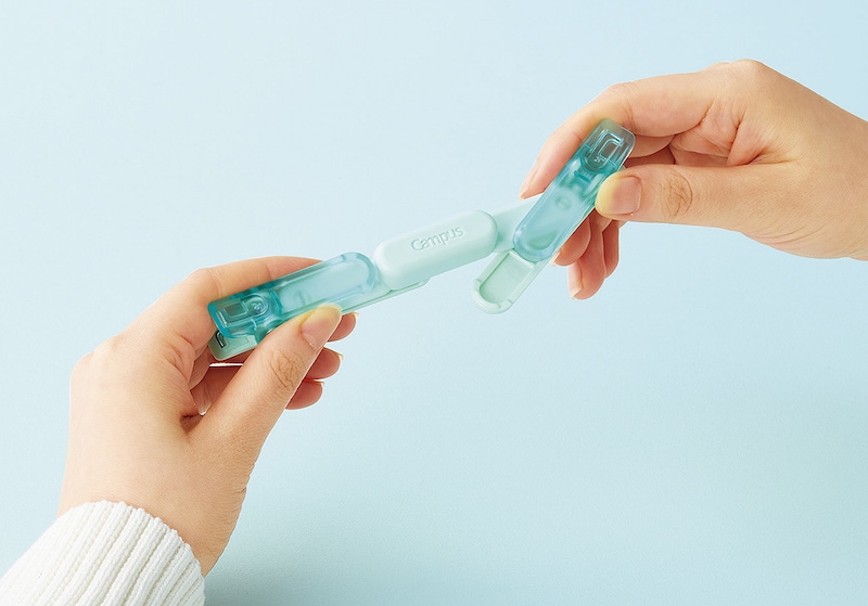 折り畳むと棒状になるのでペンケースに入るし、ペン立てに立てておける