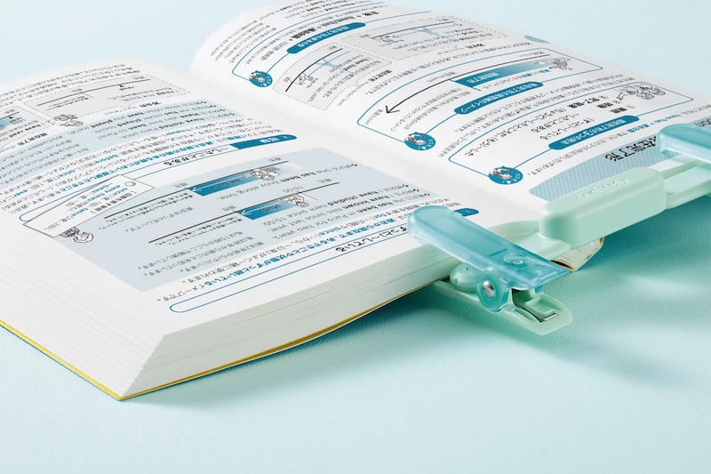 ブッククリップの使用シーン。左右独立していて、上のクリップが透明になっているのは本当に使いやすい