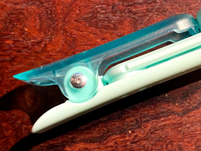 台座に少し食い込むように付けられたクリップ。このような小さなデザインの積み重ねで、全体に柔らかい印象がつくられている