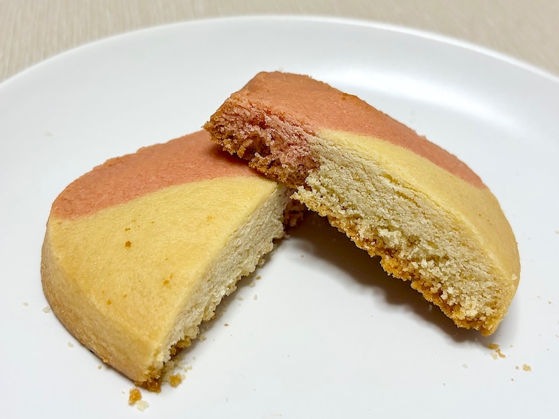 サクッとしっとりしていて香ばしい！ 優しいいちご風味がおいしいスコーンです  