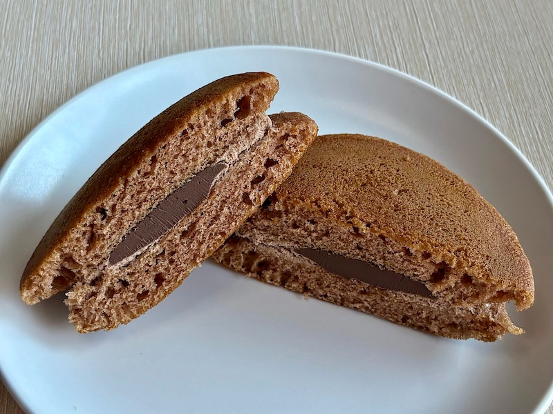 ふんわりとしたショコラ風味のパンケーキは、おやつはもちろん、朝食にもぴったりです 