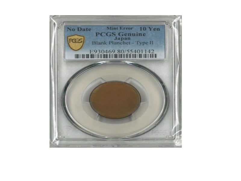 12万5000円で落札された「実際の10円玉」 ※画像：第126回 入札誌「銀座」 Lot番号:518 10円青銅貨（ギザなし） 表裏無刻印エラー（円形） 年号不明 PCGS（Mint Error Genuine BN Blank Planchet ※Mechanical Error | EF）