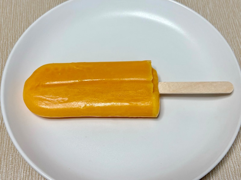 シャトレーゼのアイスバーはコスパがよく、こちらは1本81円。100円でおつりがきます！