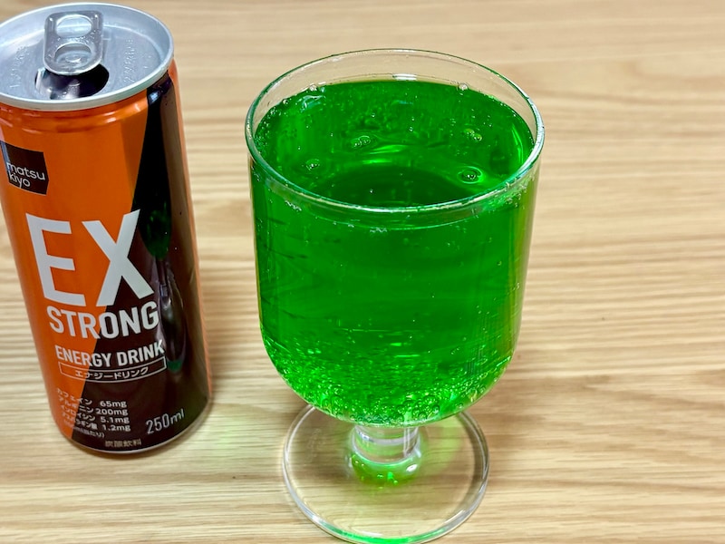 飲むと目が覚めるという口コミ多数! メロンソーダのようなグリーンが鮮やかです