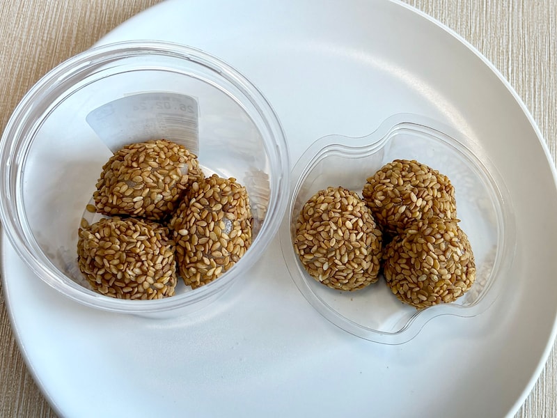 カップをあけると、ごまくるみ餅が6個入っています