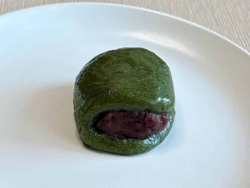 爽やかなよもぎの風味の生地に、あんこがぎっしり!