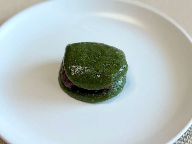 「手摘みよもぎの草餅」140円 (税込)