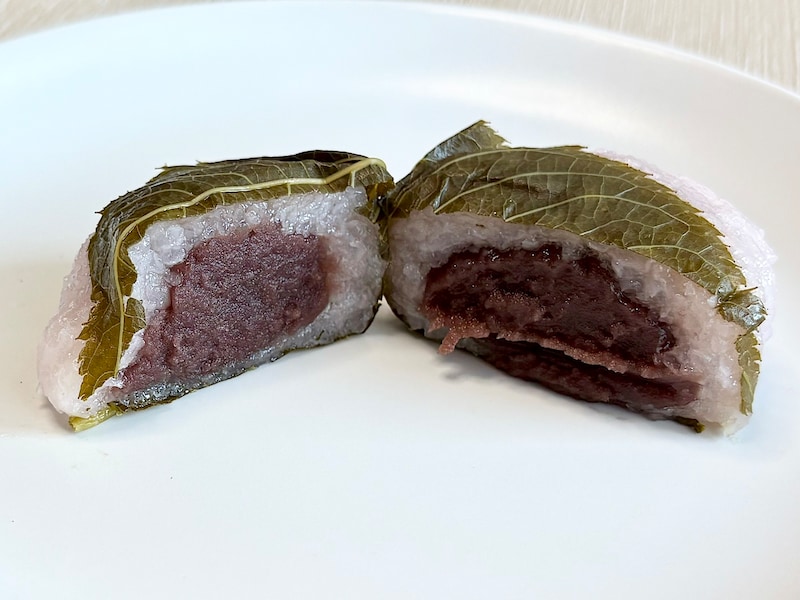 たっぷりのこしあんに桜葉の塩気がアクセントになっていて、甘じょっぱさがおいしい!