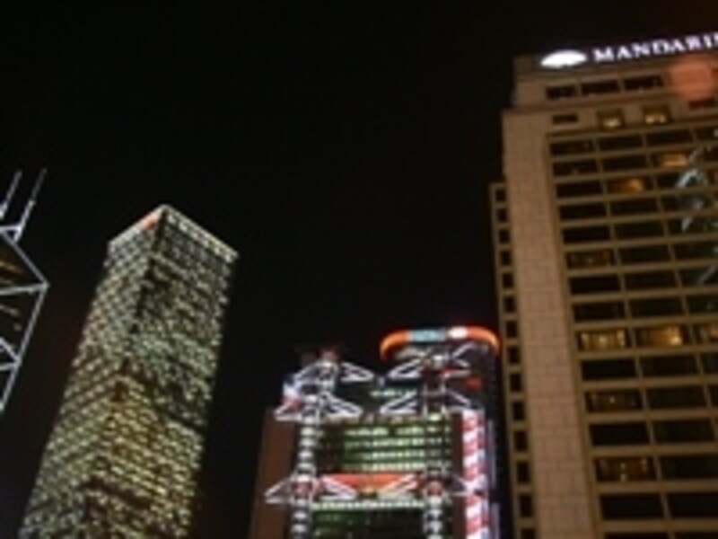 ライトアップされたセントラルのビル群