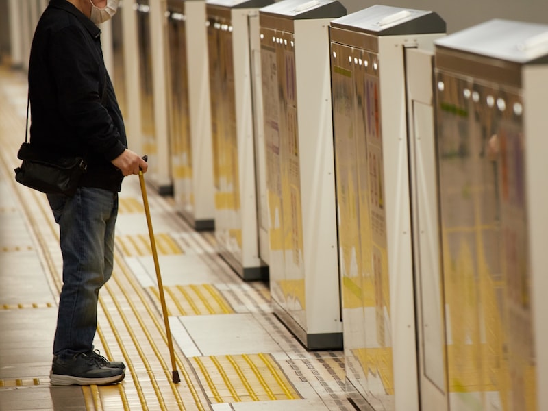 電車内で見かけた高齢男性の非常識な行動とは（画像：PIXTA）