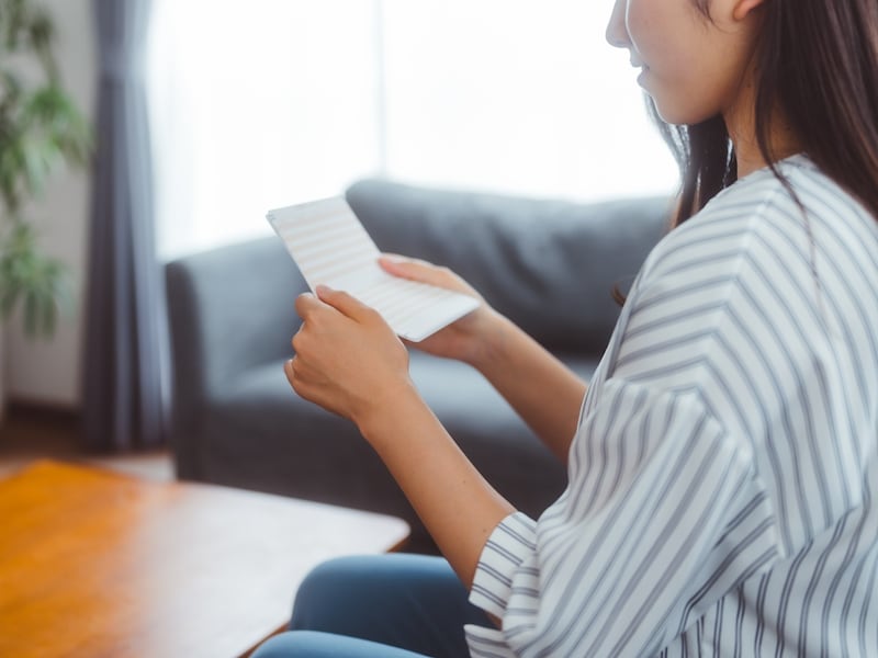 正社員からパート勤務に変更して収入が減ったのに、問題なく貯蓄できているのは一体なぜ？ ※画像：PIXTA