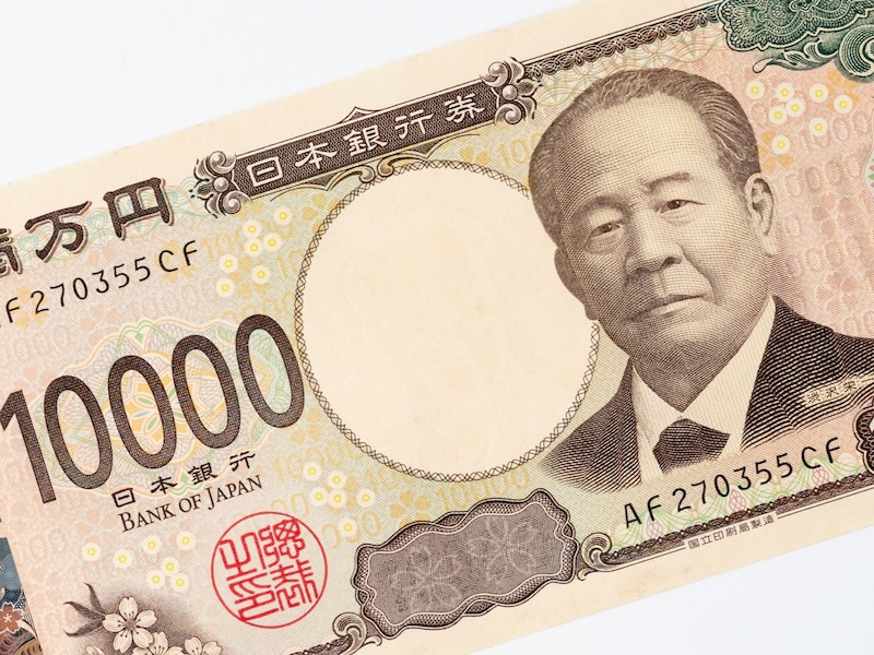 渋沢栄一の一万円札が額面の10倍の金額に！ 一体なぜなのでしょうか？ ※画像：PIXTA（画像はイメージ）