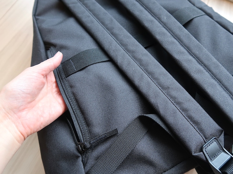 背中側にもポケットがあり、横から手が入れられます
