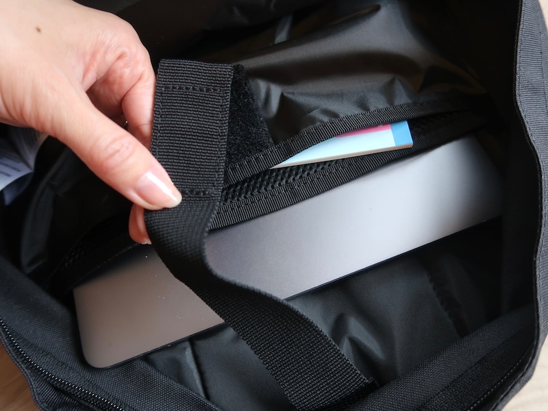 パソコンや曲げたくない書類などもしっかり入り、ベルトで固定できます