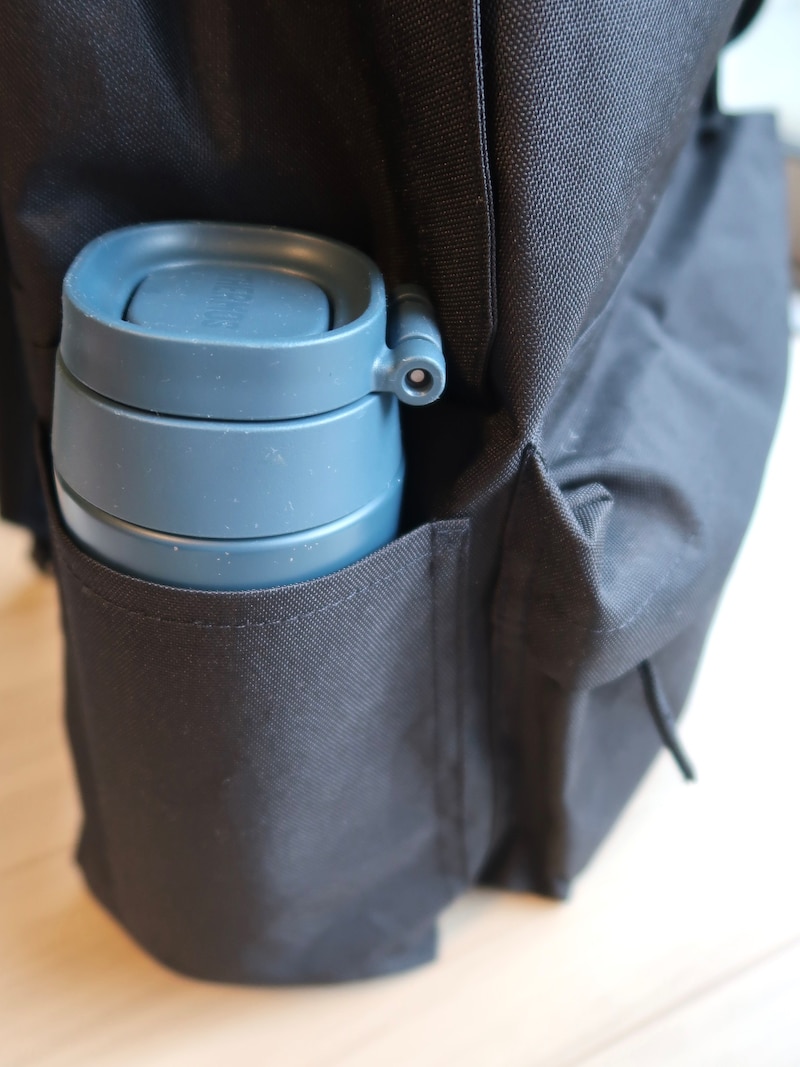 両サイドの深めのポケットには、水筒やペットボトルがらくらく入ります