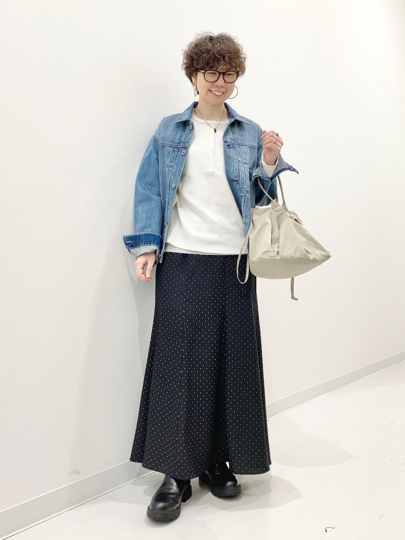 ブラックに白の細かなドット柄で大人かわいいミックスコーデに 出典:StyleHint