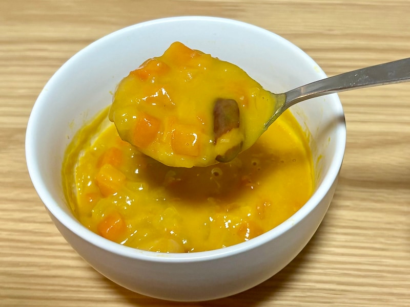野菜や豆がたっぷり入っていて食べ応え抜群。かぼちゃの自然な甘みに癒される濃厚スープです