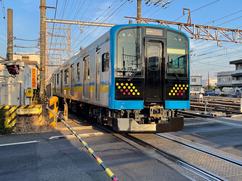 2023年12月、鶴見線に投入された新型車両E131系（2024年1月筆者撮影）