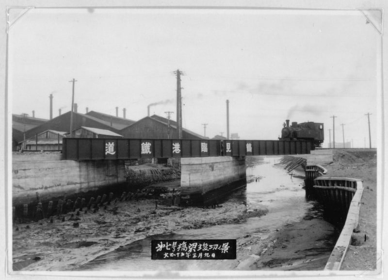 「第七号橋梁竣工ノ景　大正十五年三月九日」と書かれている。開業前日であり、試運転の様子だろうか（提供：東亜建設工業）