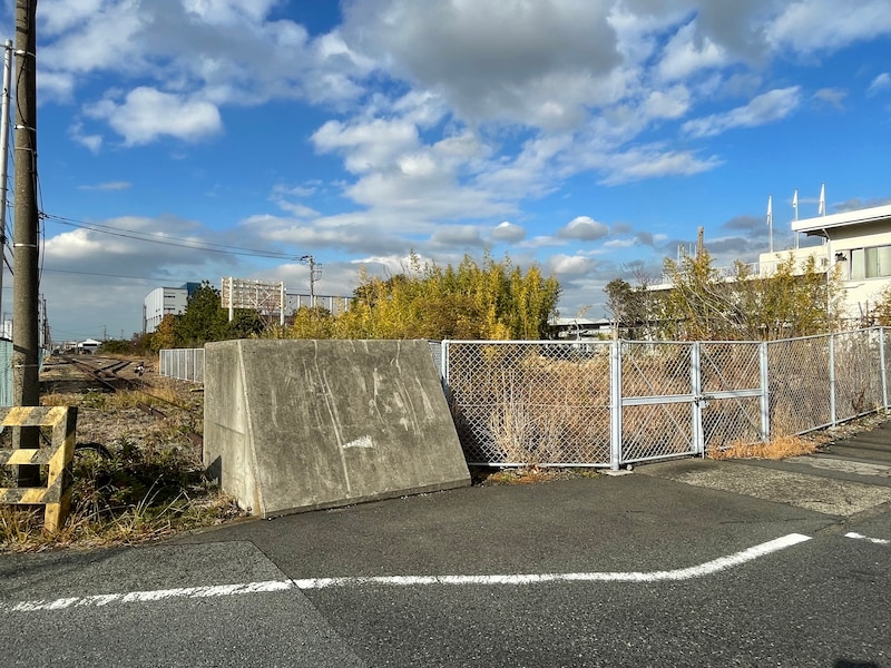 浜安善駅の遺構であるコンクリート製の車止め（2024年1月筆者撮影）