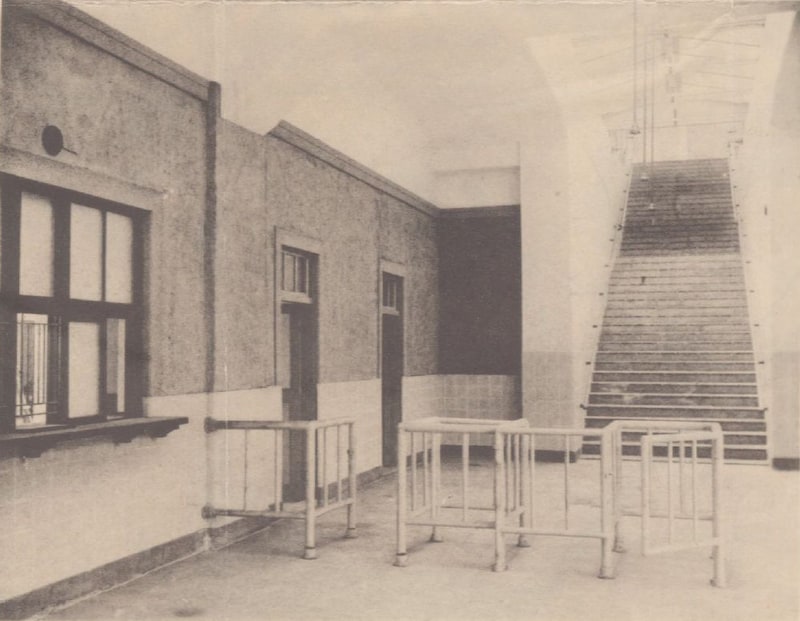 1931年発行の『鶴見臨港鉄道要覧』に掲載された本山駅の改札（提供：東亜建設工業）