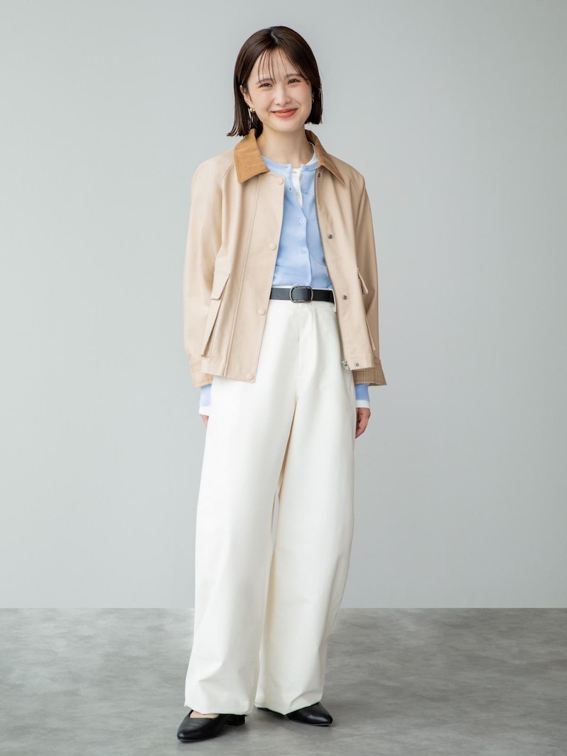 ベージュ&白で春らしい爽やかな着こなしに 出典:StyleHint