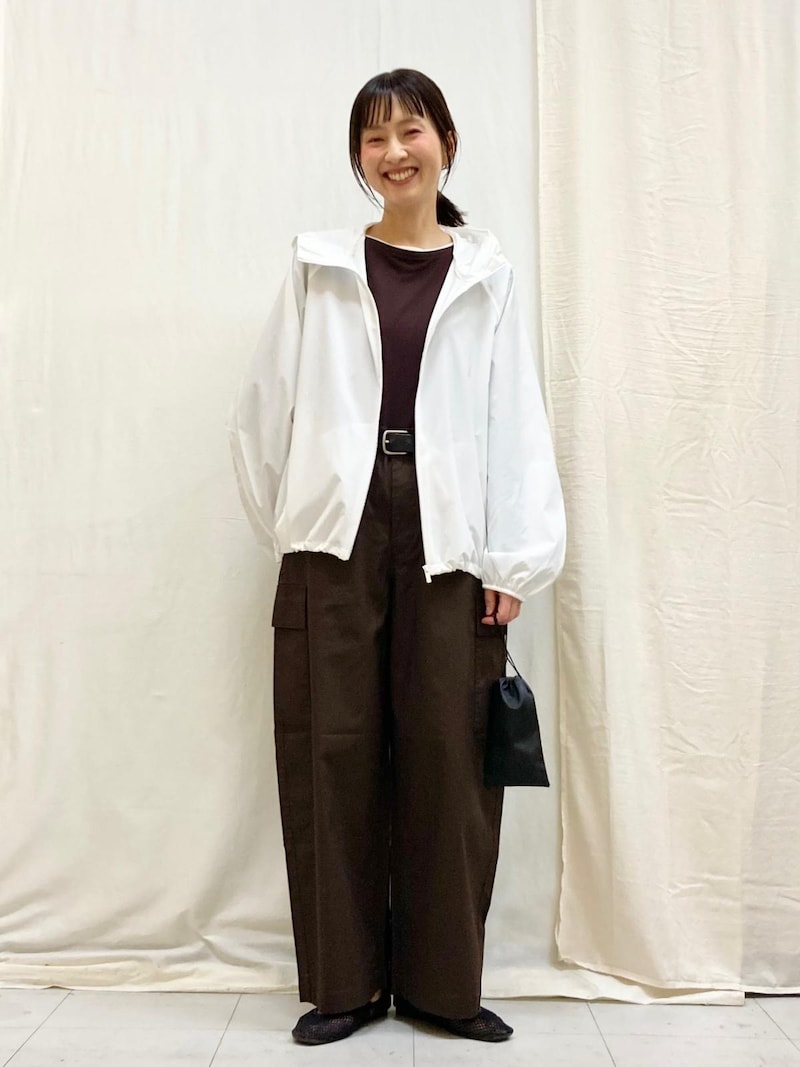 白アウターはどんな着こなしにも合わせやすく重宝します 出典:StyleHint