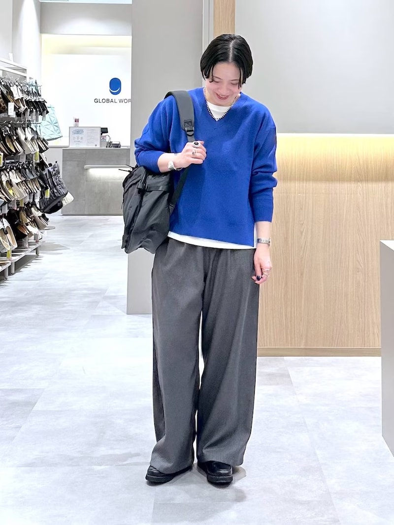 白インナーをレイヤードしてメリハリを　出典：WEAR