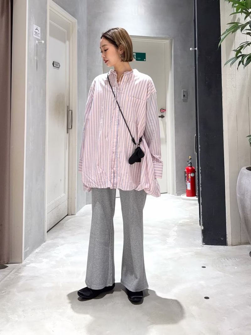 【OKコーデ】オーバーサイズのきれい色シャツにはフレアパンツが好相性　出典：WEAR