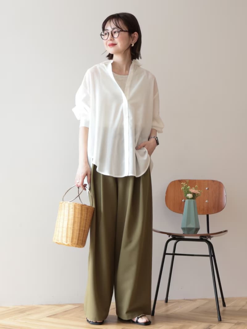 きれいめにもカジュアルにも着られるシンプルな白シャツは万能　出典：WEAR