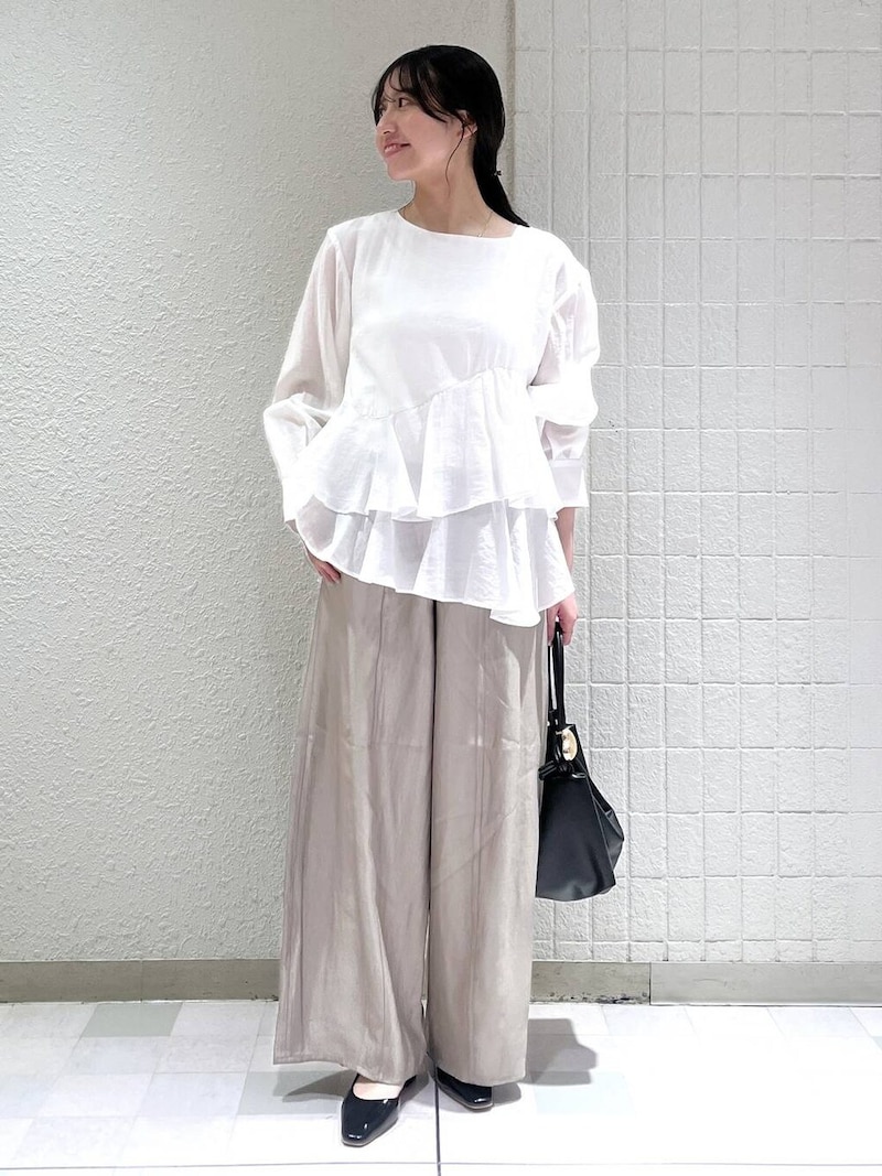 ウエストがほっそり見える白のペプラムブラウス　出典：WEAR