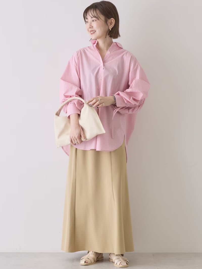 美シルエットのベージュスカートは何にでも合う　出典：WEAR