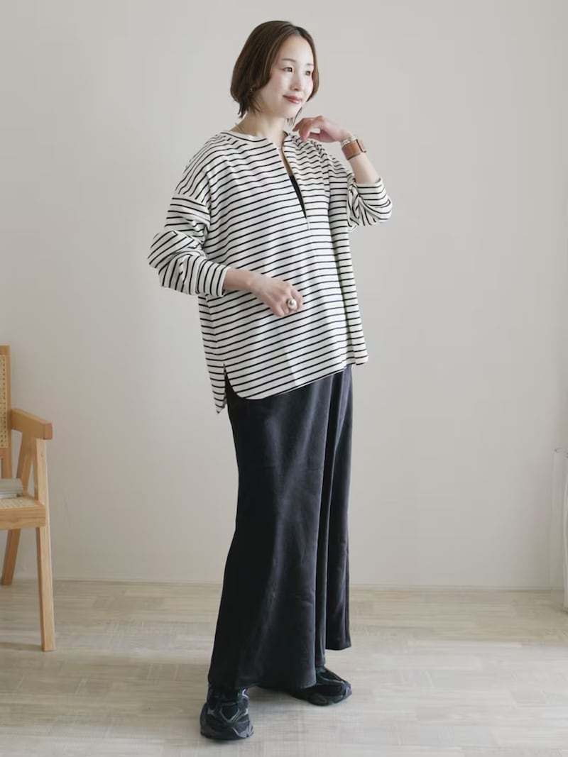 サテンスカートもダークカラーなら日常使いしやすい　出典：WEAR